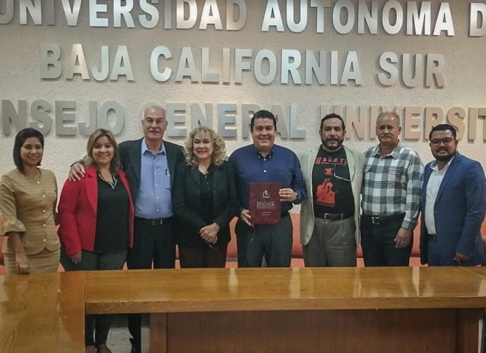 03 regidores de los cabos entregan a la uabcs acervo histrico de la revista madera. jpg